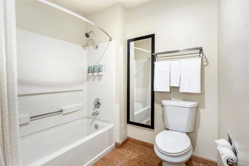 Best Western Luxury Inn - Featured hot tub