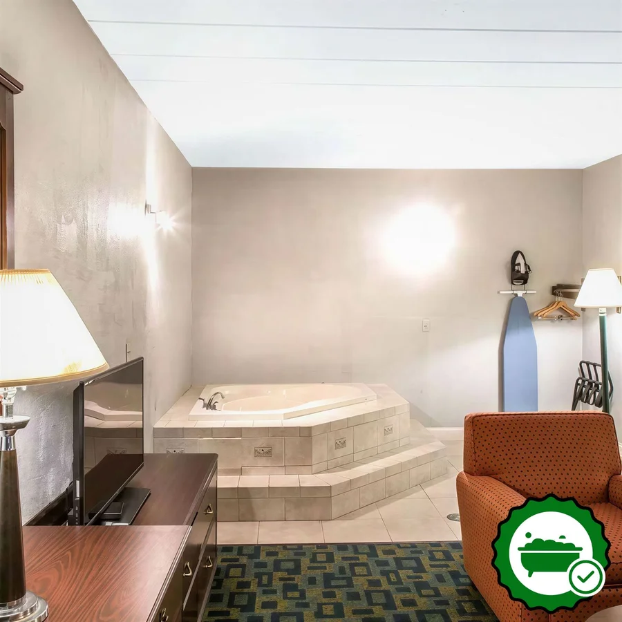 Econo Lodge Cranston - Verified Jacuzzi In-Room