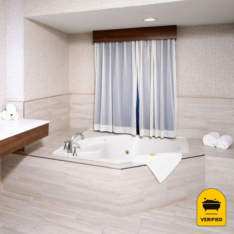 Holiday Inn Express & Suites Los Angeles Downtown West By IHG — the water at Los Angeles