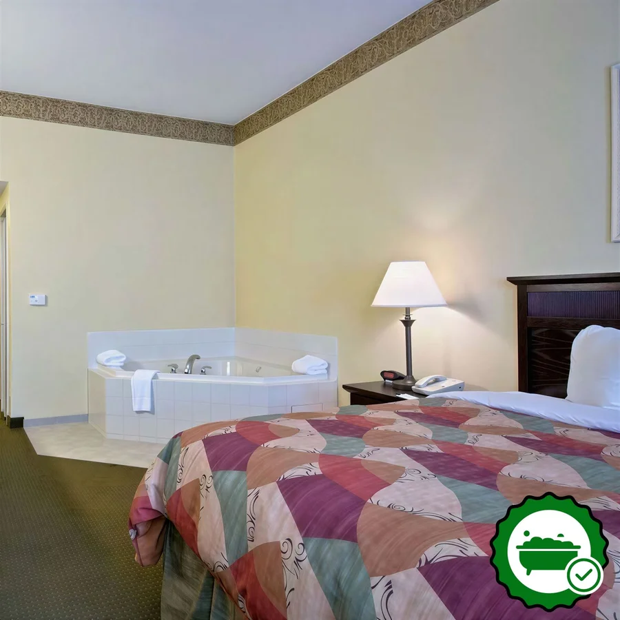 Comfort Inn & Suites Hampton Near Coliseum - Verified Jacuzzi In-Room