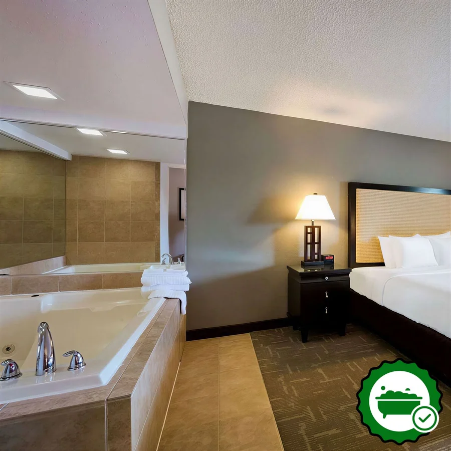 Best Western Detroit Livonia - Verified Jacuzzi In-Room