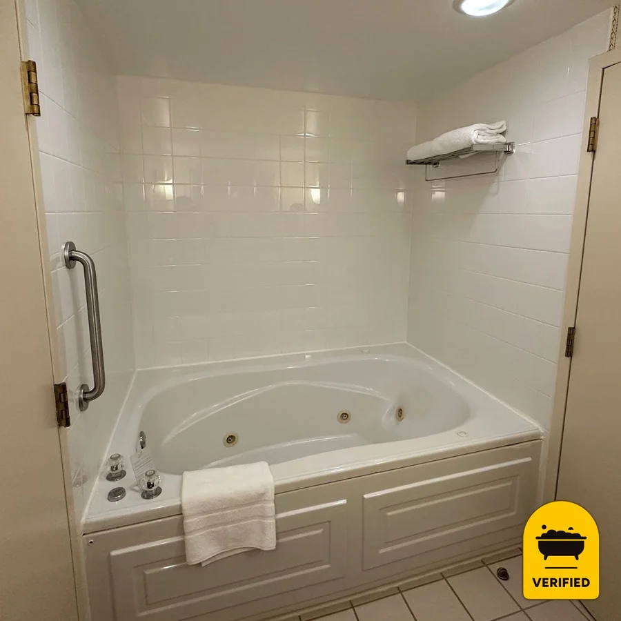 Arnot Grand Hotel & Suites: the King Jetted Tub Room in Horseheads, NY