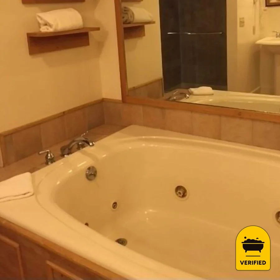 Lincklaen House: the King Whirlpool Suite in Cazenovia, NY