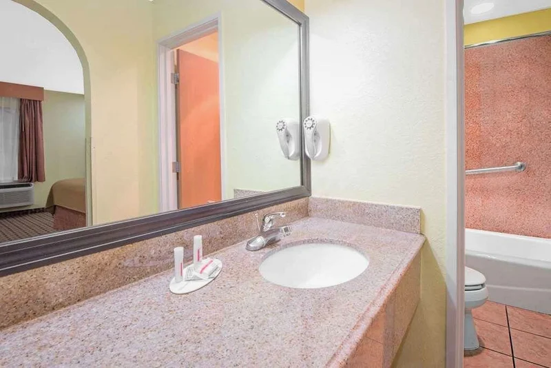 Days Inn by Wyndham Lubbock South - Featured hot tub
