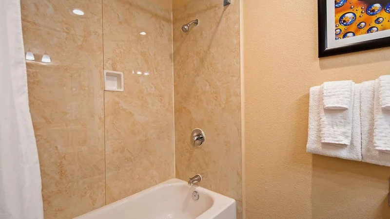 Best Western Plus Heritage Inn - Featured hot tub