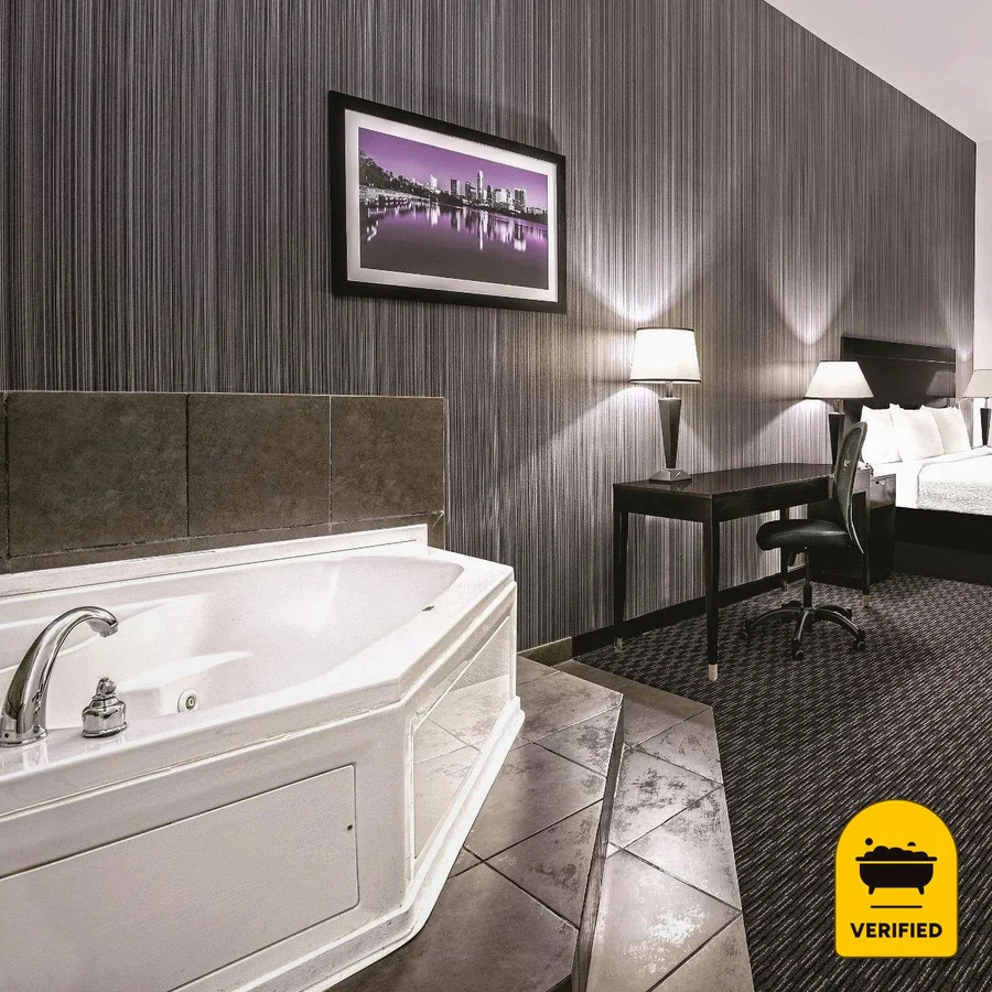 La Quinta by Wyndham Austin – Cedar Park: the Premier Room with Whirlpool Tub in Cedar Park, TX
