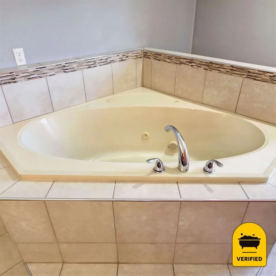 Econo Lodge Airport: the King Whirlpool Suite in Norfolk, VA