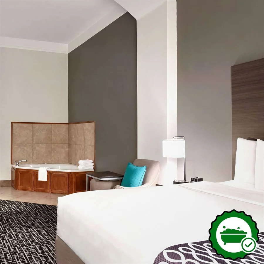 La Quinta Inn & Suites by Wyndham I-20 Longview South - Verified Jacuzzi In-Room