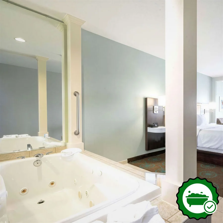 Hampton Inn & Suites Chincoteague-Waterfront - Verified Jacuzzi In-Room