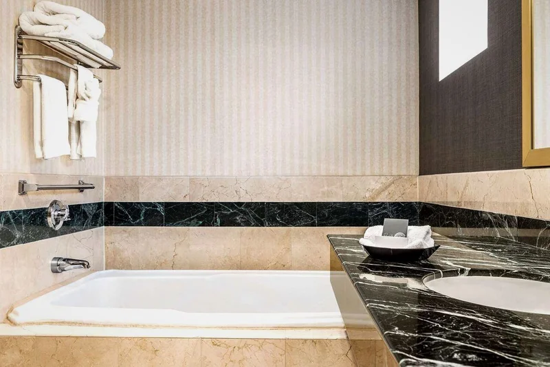 Inn at Great Neck - Featured hot tub