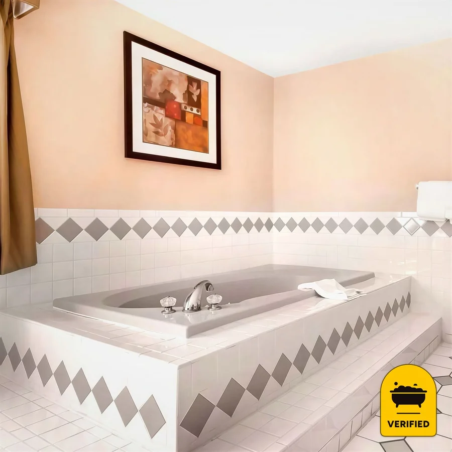 Quality Inn & Suites: the King Hot Tub Suite in Owasso, OK