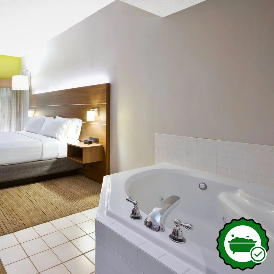 Holiday Inn Express & Suites Cincinnati Northeast-Milford, an IHG hotel - Verified Jacuzzi In-Room