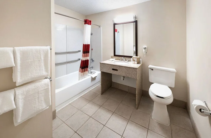 Red Roof Inn Fort Wayne - Featured hot tub
