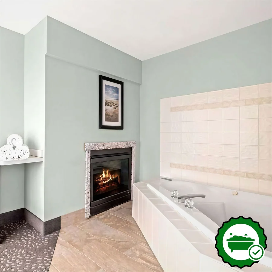 La Quinta Inn & Suites by Wyndham Newport - Verified Jacuzzi In-Room