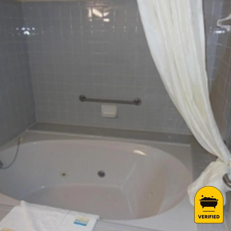 Motel 6 Abbeville: the King Spa Bath Room in Abbeville, AL