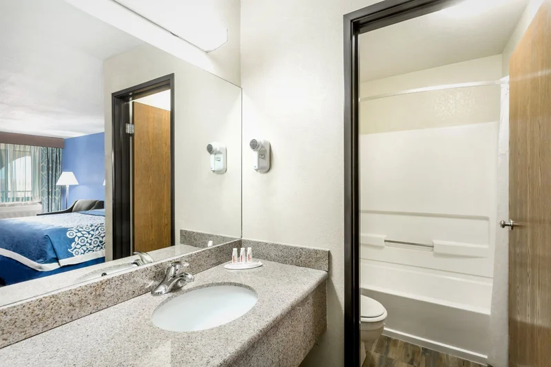 Days Inn by Wyndham Holbrook - Featured hot tub