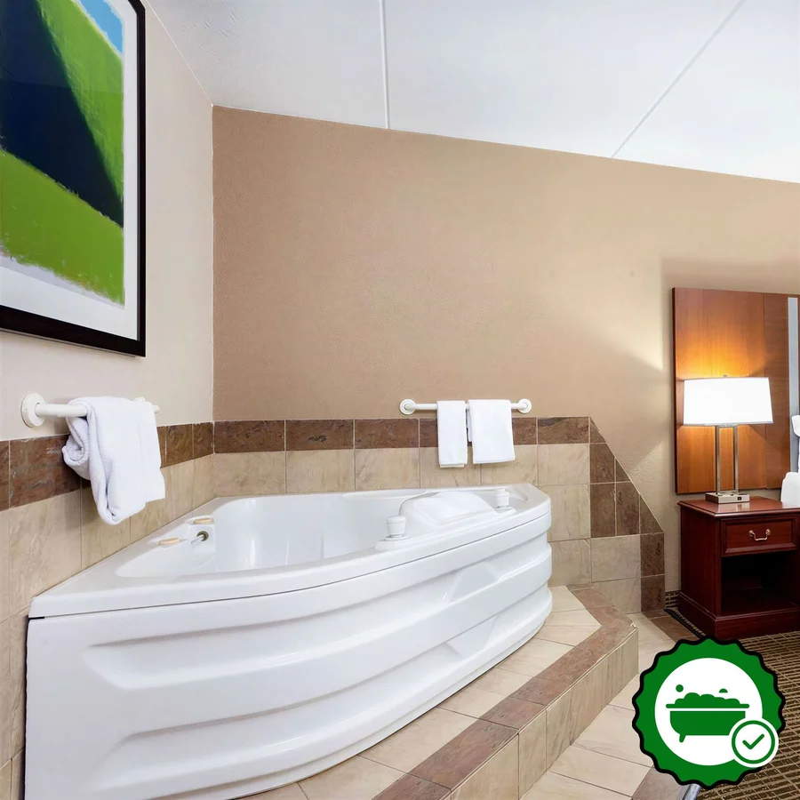 Baymont by Wyndham Elkhart - Verified Jacuzzi In-Room