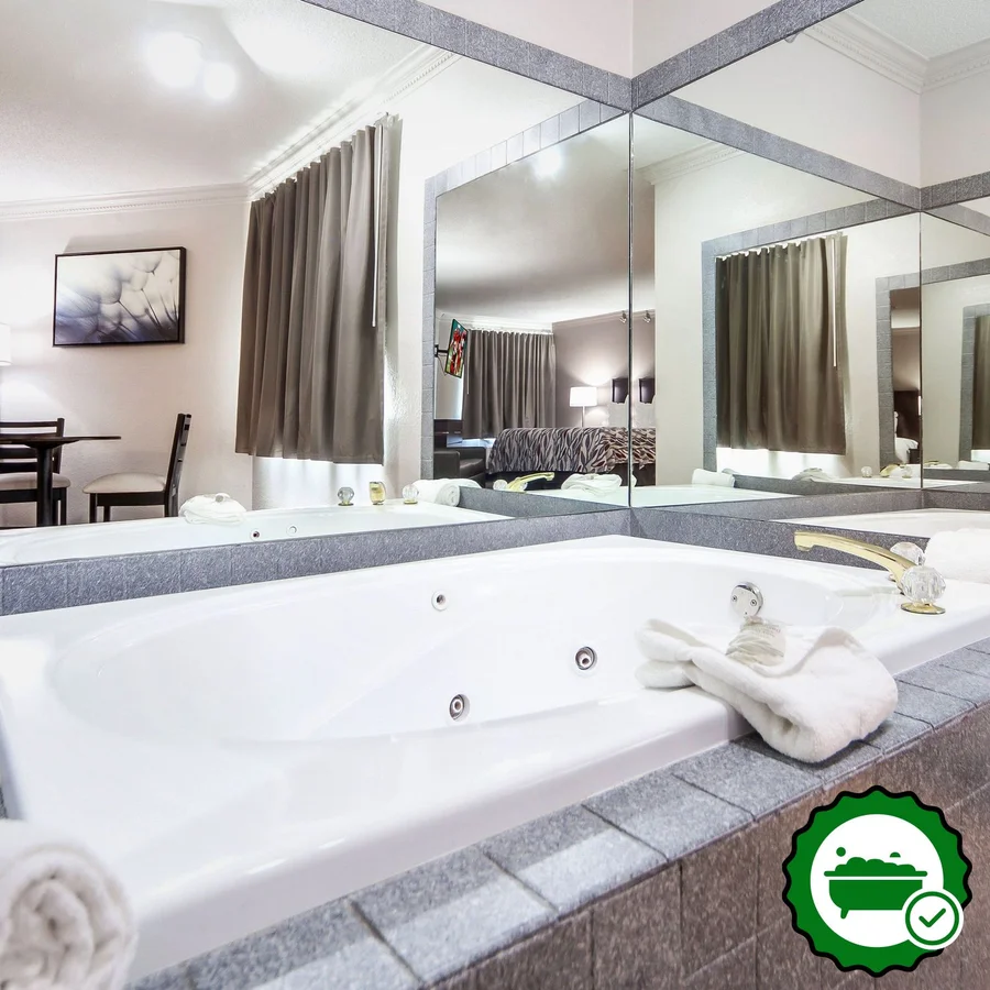 Red Roof Inn & Suites Omaha - Council Bluffs - Verified Jacuzzi In-Room