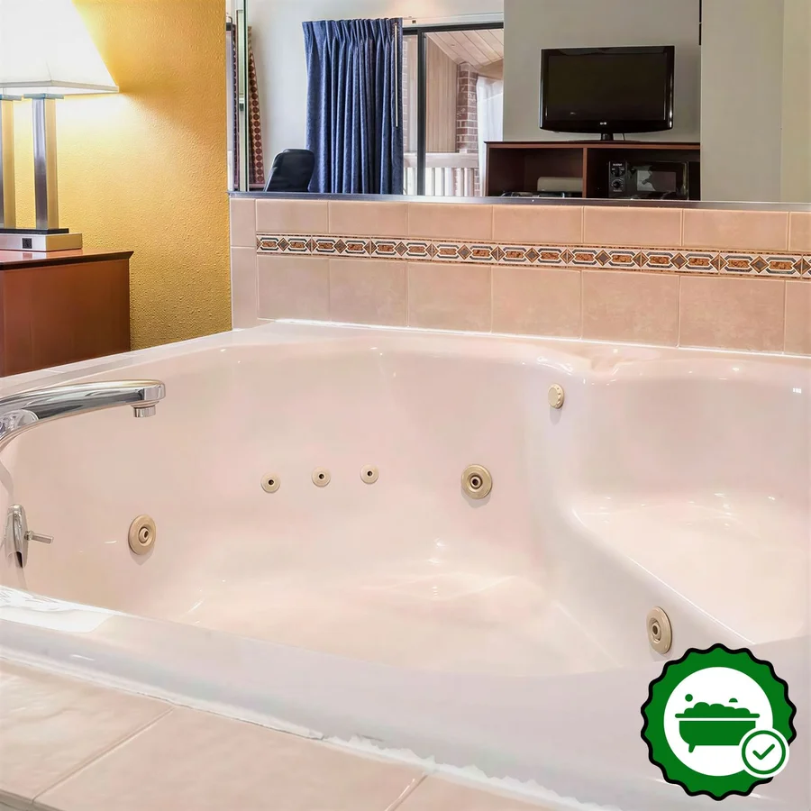 Quality Inn Sycamore - DeKalb - Verified Jacuzzi In-Room