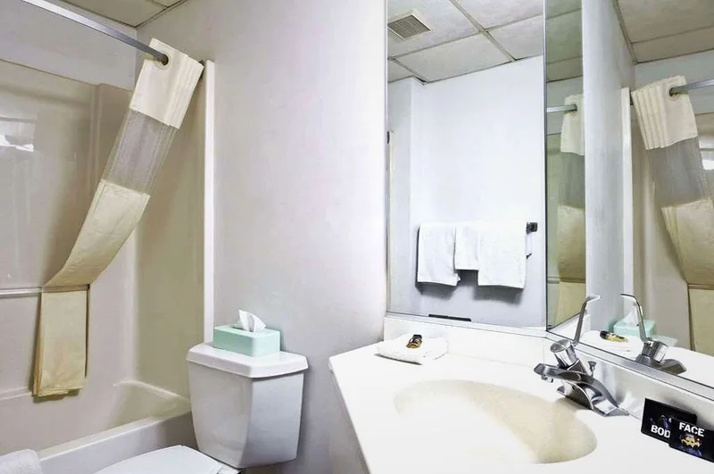Travelodge by Wyndham Niagara Falls - Featured hot tub