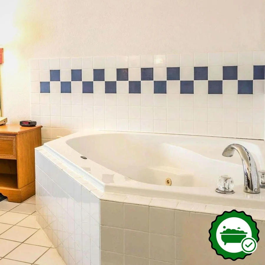 Quality Inn I-94 Near Wings Stadium - Verified Jacuzzi In-Room