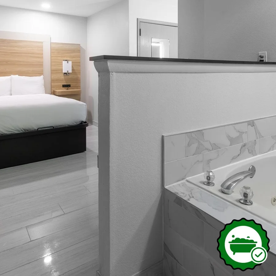 Country Hearth Inn & Suites Toccoa - Verified Jacuzzi In-Room