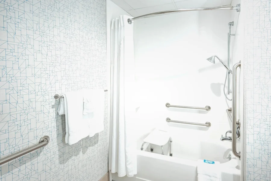 Holiday Inn Express & Suites Woodbridge By IHG - Featured hot tub