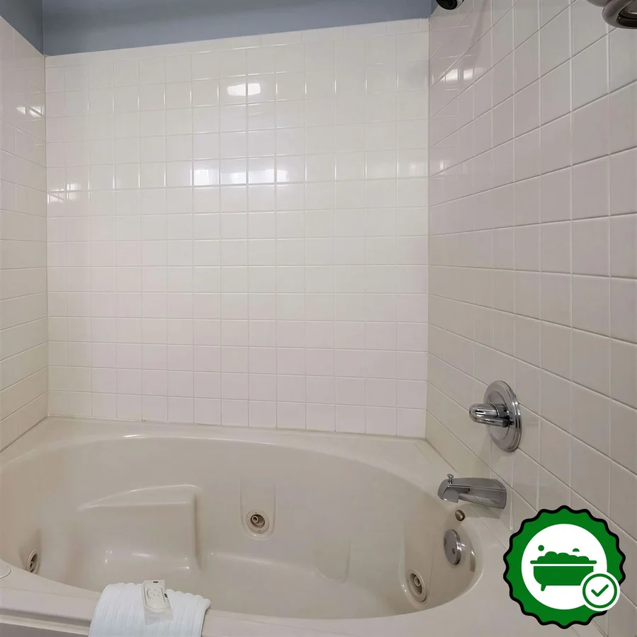 Quality Inn & Suites Oklahoma City North - Verified Jacuzzi In-Room