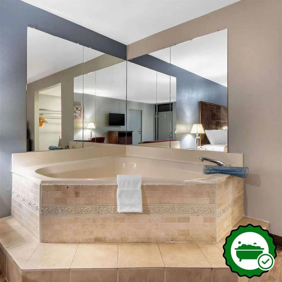 Econo Lodge - Verified Jacuzzi In-Room