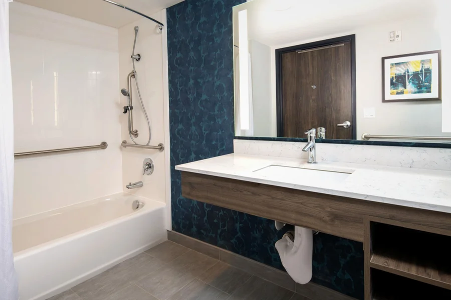 La Quinta Inn & Suites by Wyndham Spokane Downtown - Featured hot tub