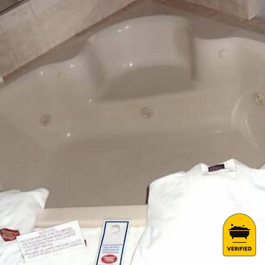 Days Inn by Wyndham Batavia Ohio: the King Studio Jetted Tub Suite in Batavia, OH