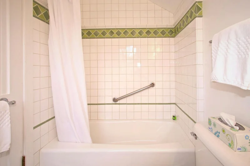 Howard Street Guest House - Featured hot tub