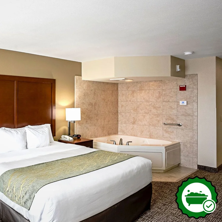 Comfort Inn & Suites Independence - Verified Jacuzzi In-Room