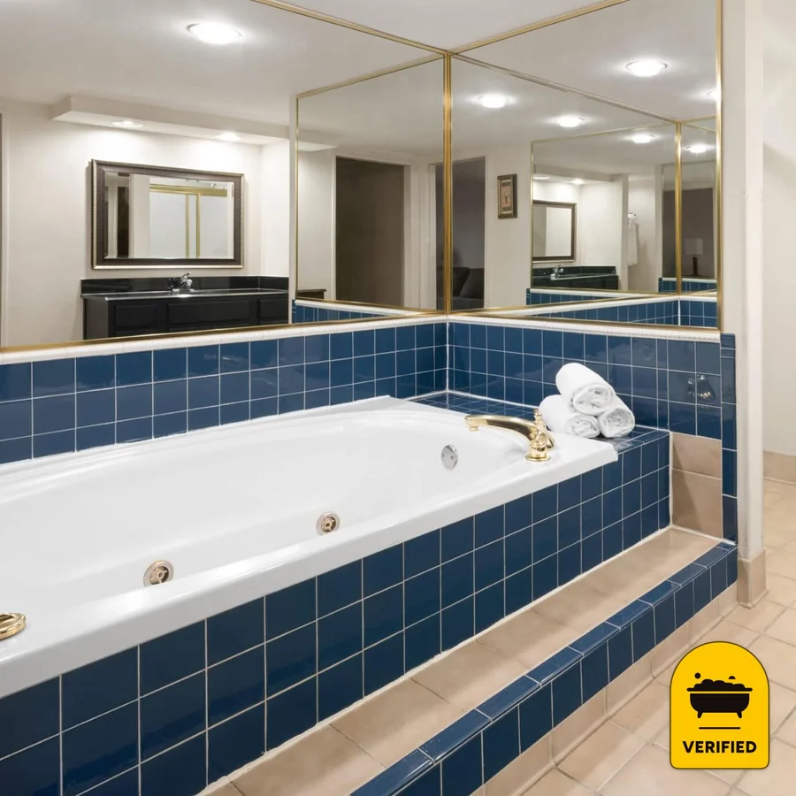 Village Inn Hotel & Event Center, Trademark Collection by Wyndham: the King Jacuzzi Suite in Clemmons, NC
