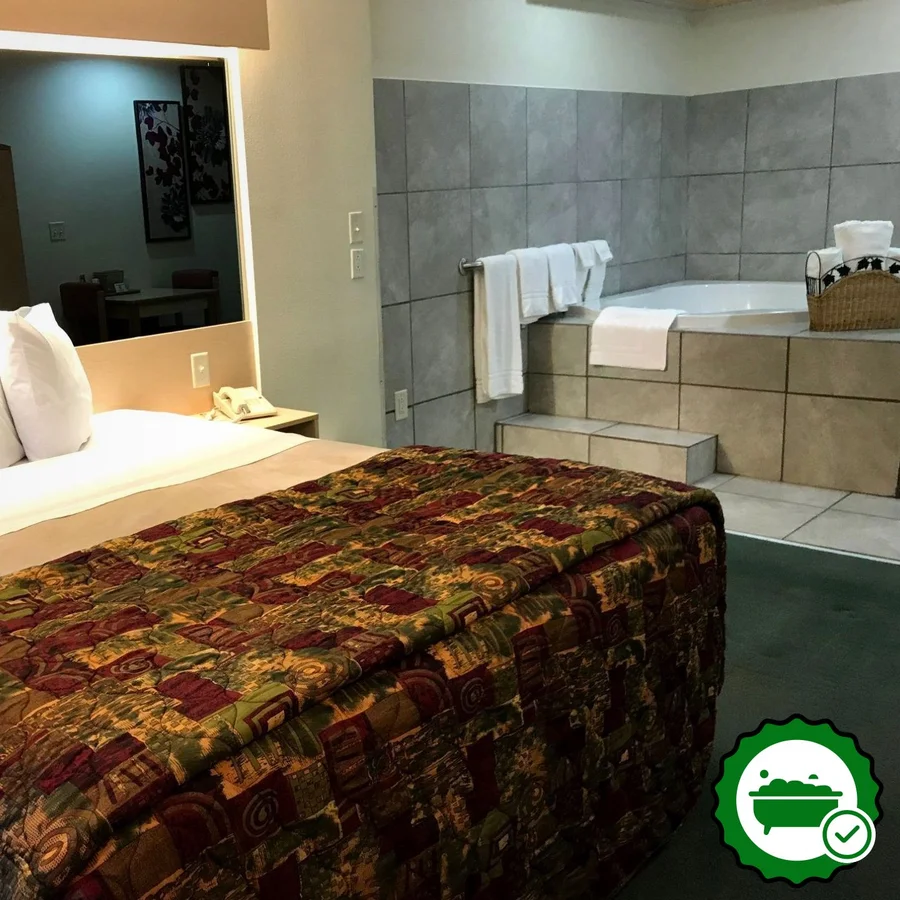 Mariner's Village at Carlyle Lake - Verified Jacuzzi In-Room