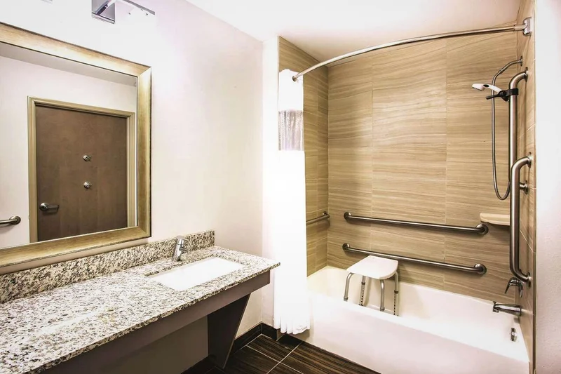 La Quinta Inn & Suites by Wyndham St. Paul-Woodbury - Featured hot tub