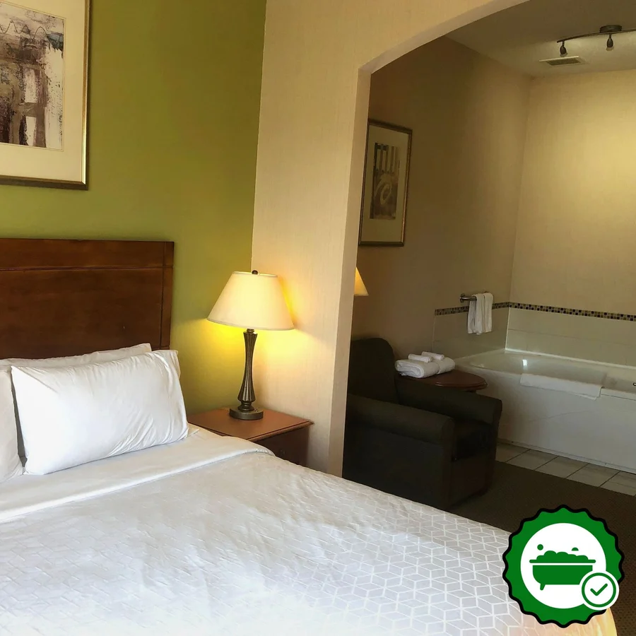 Holiday Inn Express & Suites Howell, an IHG hotel - Verified Jacuzzi In-Room