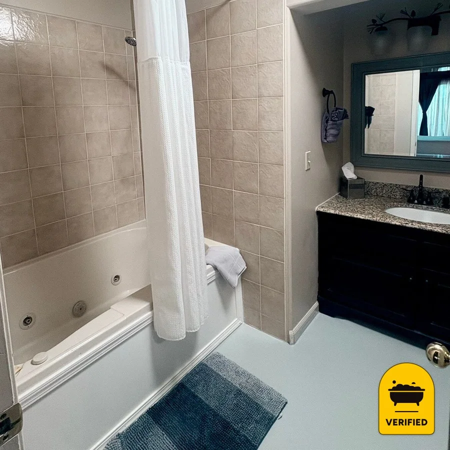 Black Bear Manor: the Royal King Jetted Tub Suite in Ouray, CO