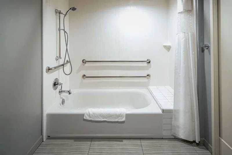 Ramada by Wyndham Burbank Airport - Featured hot tub