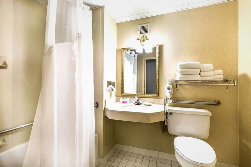 Clarion Inn Frederick Event Center - Featured hot tub