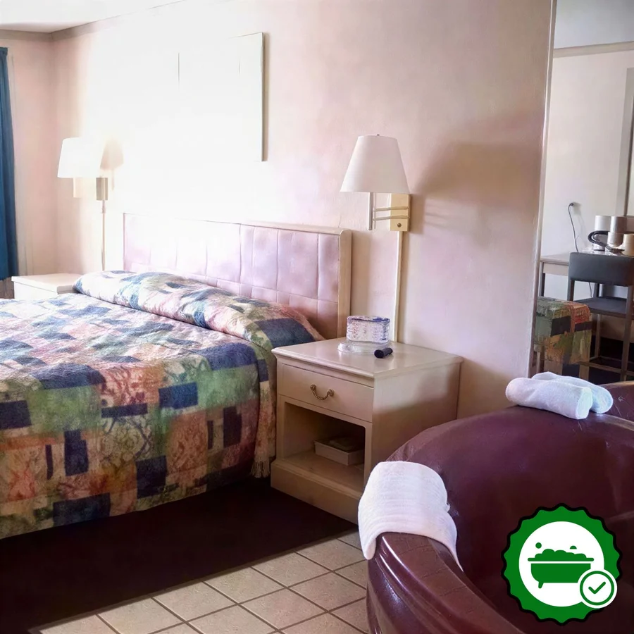 Knights Inn Rossford - Verified Jacuzzi In-Room