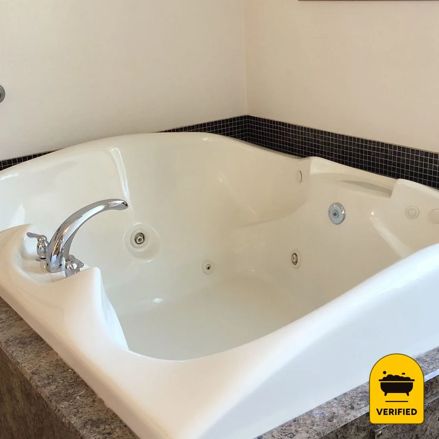 The Landmark Inn: the Queen Spa Studio in Florence, OR