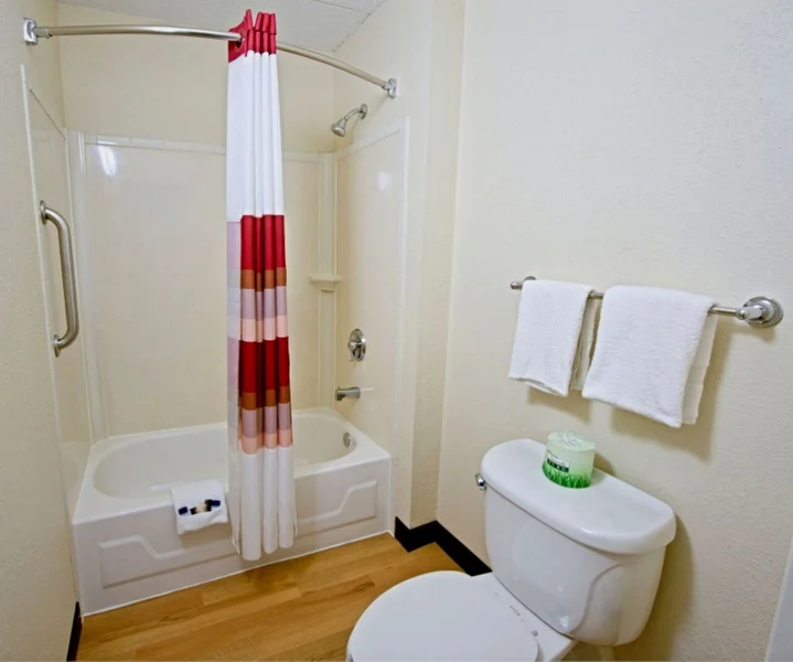 Red Roof Inn Canton - Featured hot tub