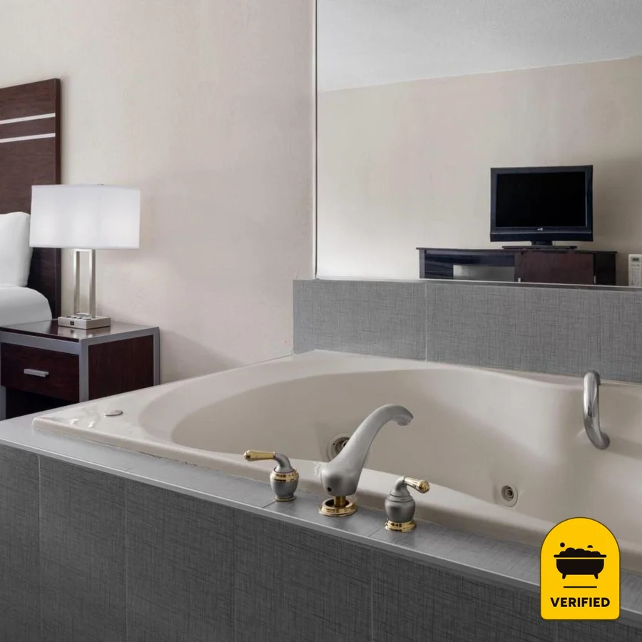 Travelodge by Wyndham Salisbury MD: the King Jetted Tub Room in Salisbury, MD