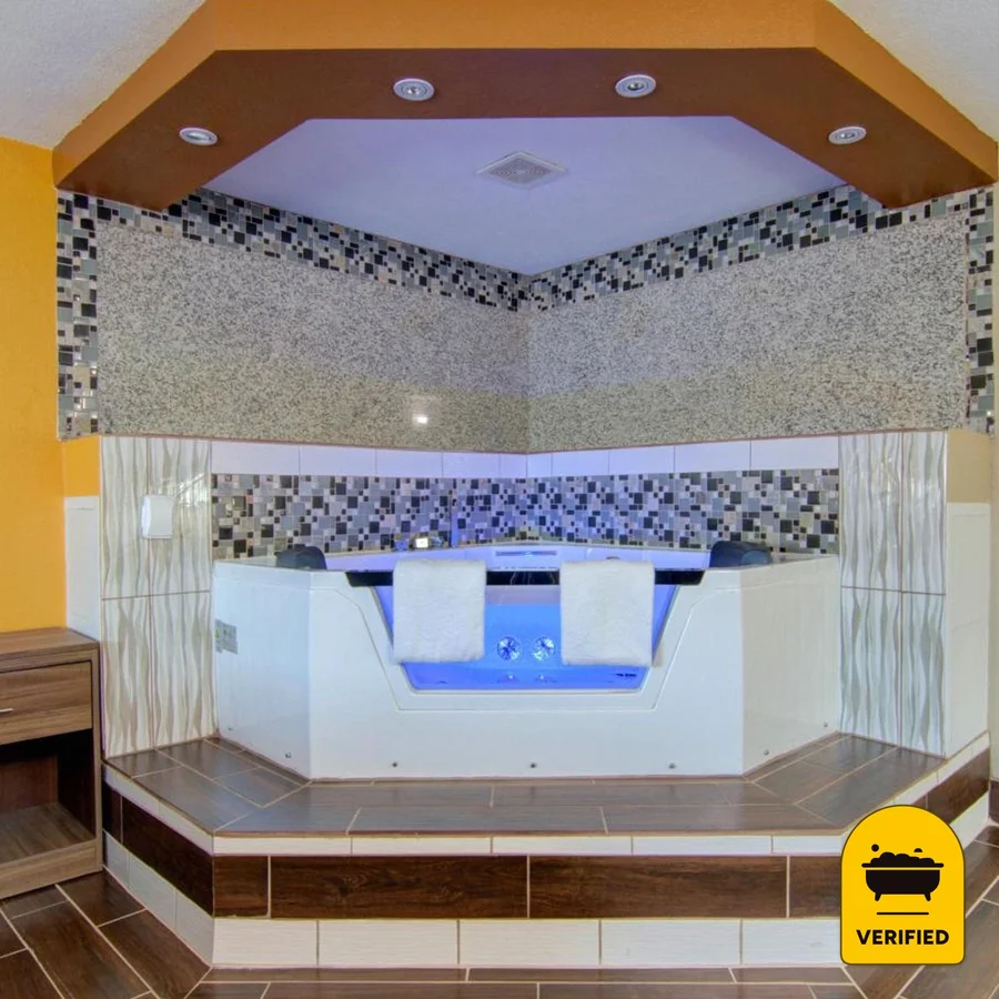 Westbridge Inn & Suites: the Deluxe King Jacuzzi Suite in Clinton, MO