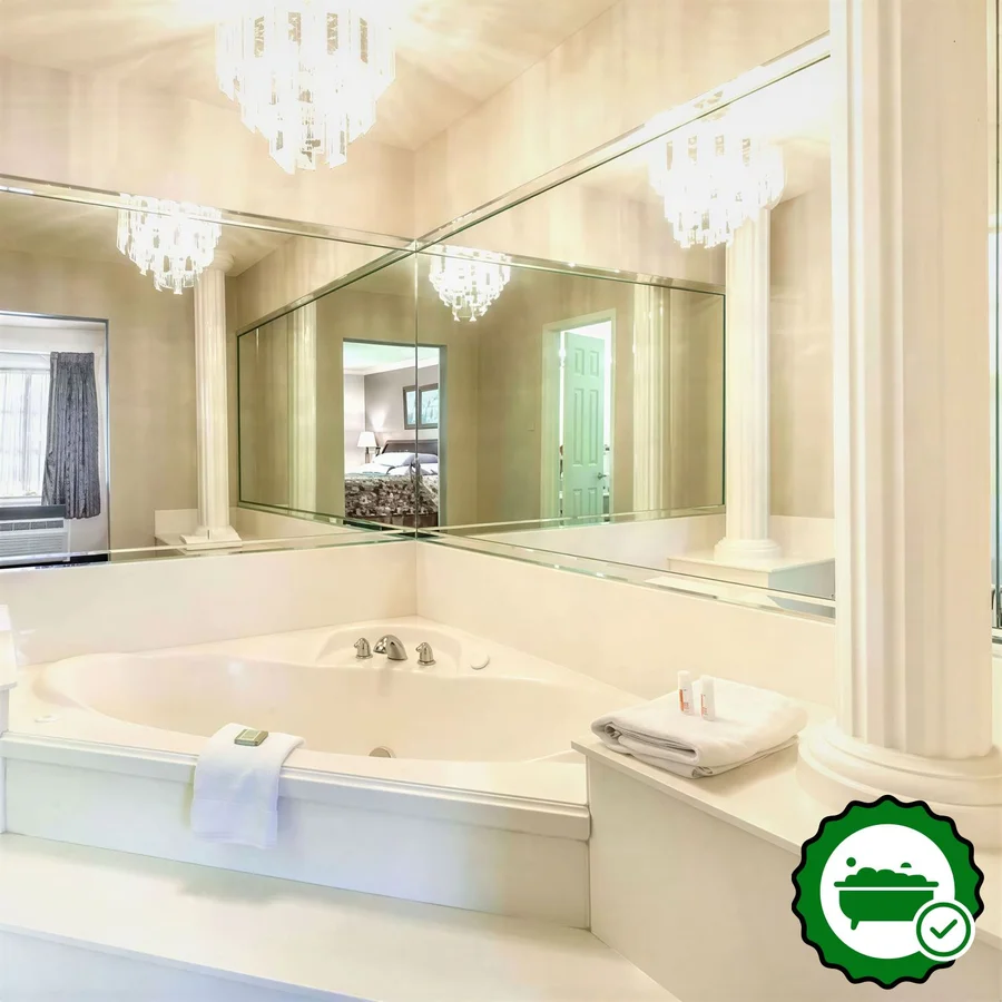 Super 8 by Wyndham Tyler TX - Verified Jacuzzi In-Room