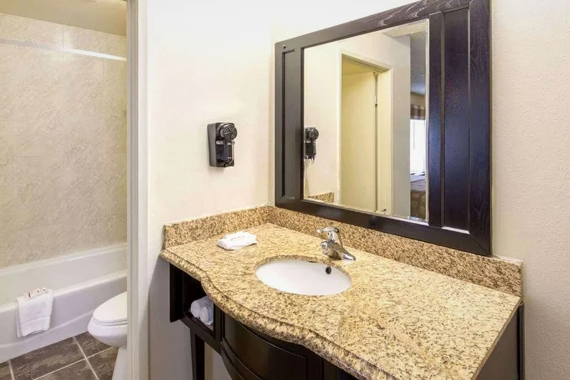 Ramada by Wyndham Ontario - Featured hot tub