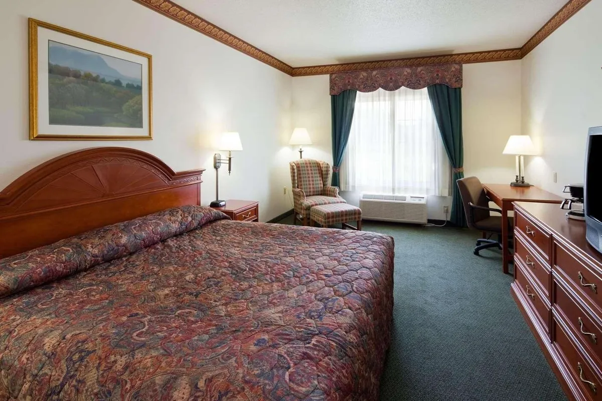 Country Inn & Suites by Radisson, Prairie du Chien, WI - Guest Room image