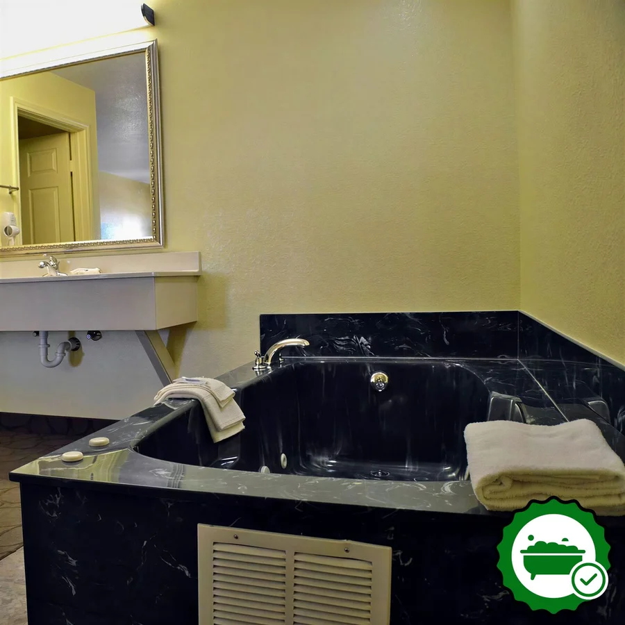 Scottish Inns Fort Worth - Verified Jacuzzi In-Room