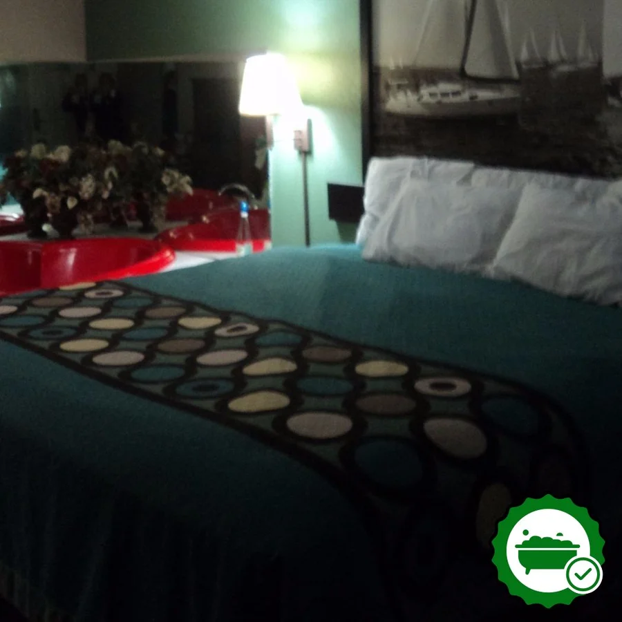 Super 8 by Wyndham Marianna - Verified Jacuzzi In-Room